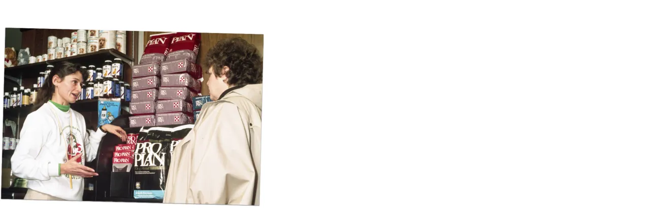 Two people shopping for Purina Pro Plan.